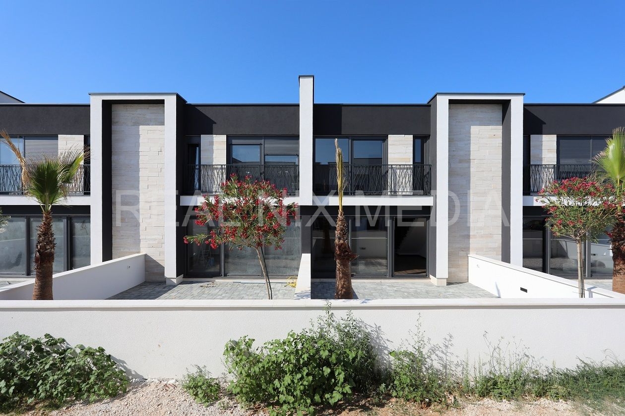 Apartman s okućnicom  Prodaja  Privlaka  Privlaka