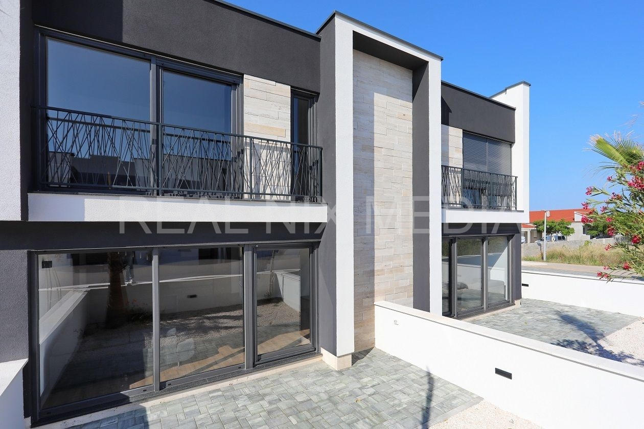 Apartman s okućnicom  Prodaja  Privlaka  Privlaka