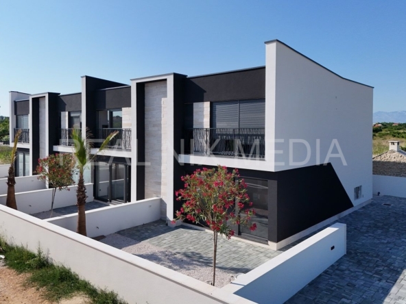 Apartman s okućnicom  Prodaja  Privlaka  Privlaka