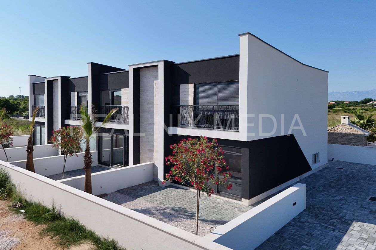 Apartman s okućnicom  Prodaja  Privlaka  Privlaka