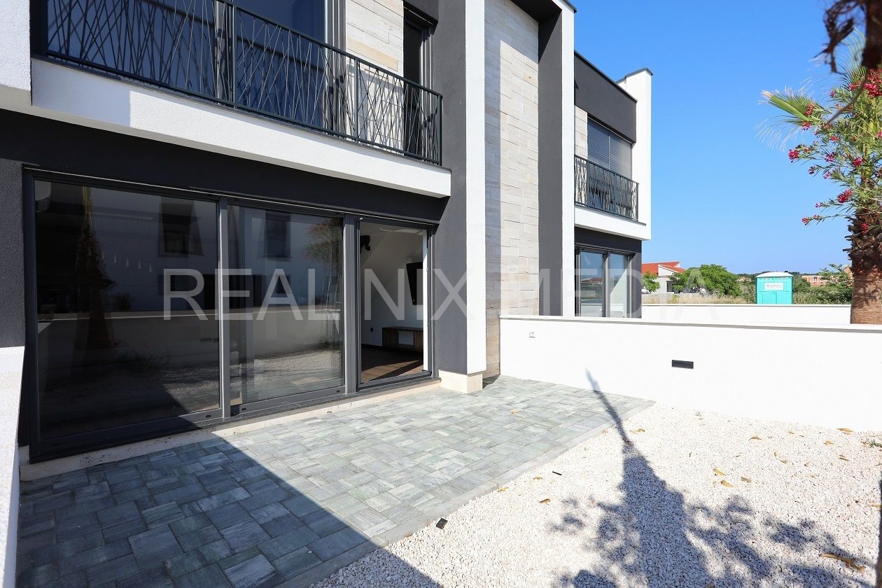 Apartman s okućnicom  Prodaja  Privlaka  Privlaka
