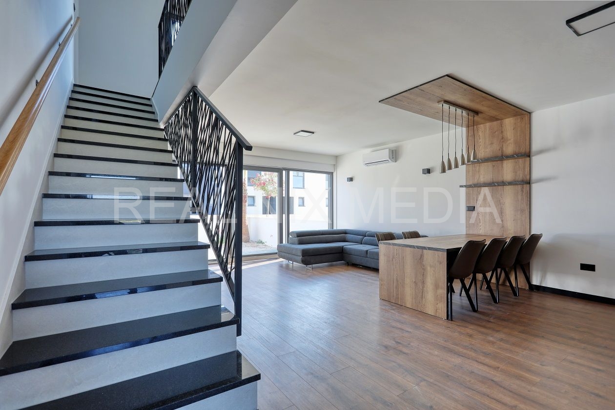 Apartman s okućnicom  Prodaja  Privlaka  Privlaka