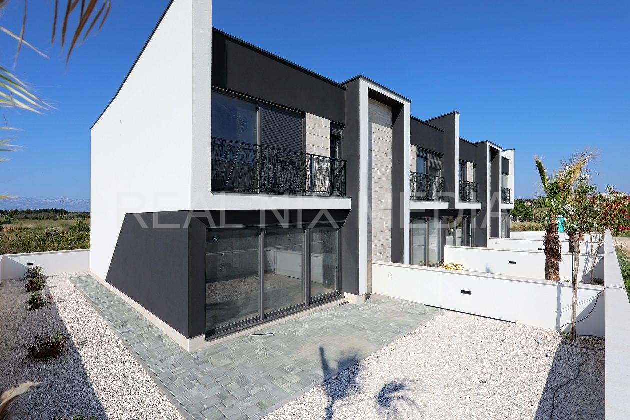 Apartman s okućnicom  Prodaja  Privlaka  Privlaka