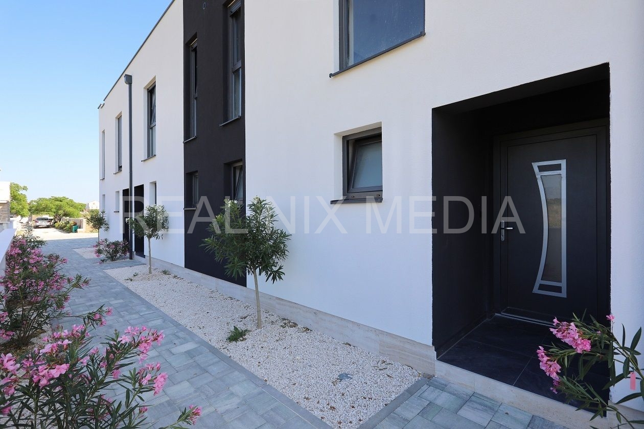 Apartman s okućnicom  Prodaja  Privlaka  Privlaka