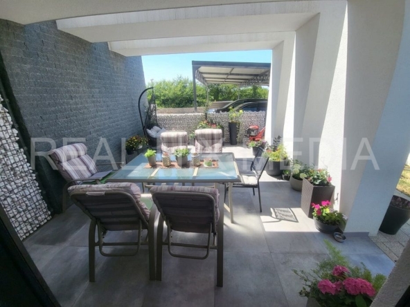 Stan u zgradi  Prodaja  Nin  Zaton