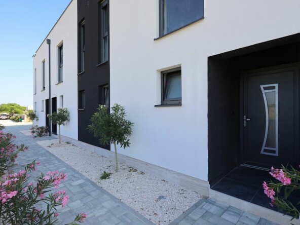 Apartman s okućnicom  Prodaja  Privlaka  Privlaka