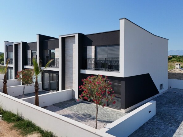 Apartman s okućnicom  Prodaja  Privlaka  Privlaka