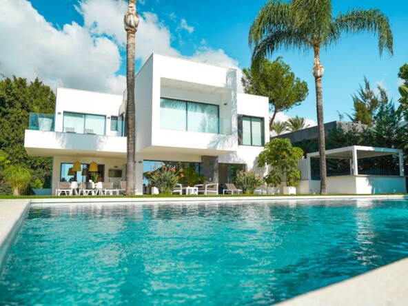 Luksuzna kuća s bazenom za brzu prodaju