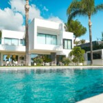 Luksuzna vila s bazenom za kupnju prve vile