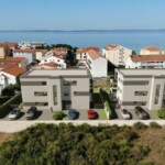 Novi stambeni objekti uz obalu u hrvatskom mjestu