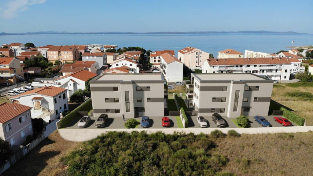 Novi stambeni objekti uz obalu u hrvatskom mjestu