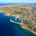 Zračni pogled na obalu i marinu u Privlaci