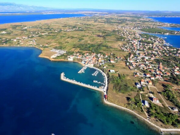 Zračni pogled na obalu i marinu u Privlaci