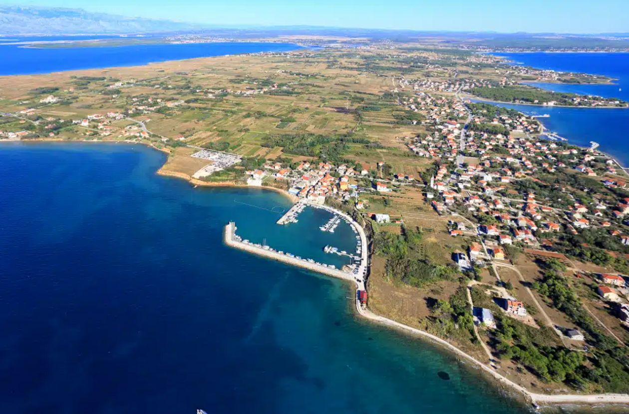 Zračni pogled na obalu i marinu u Privlaci